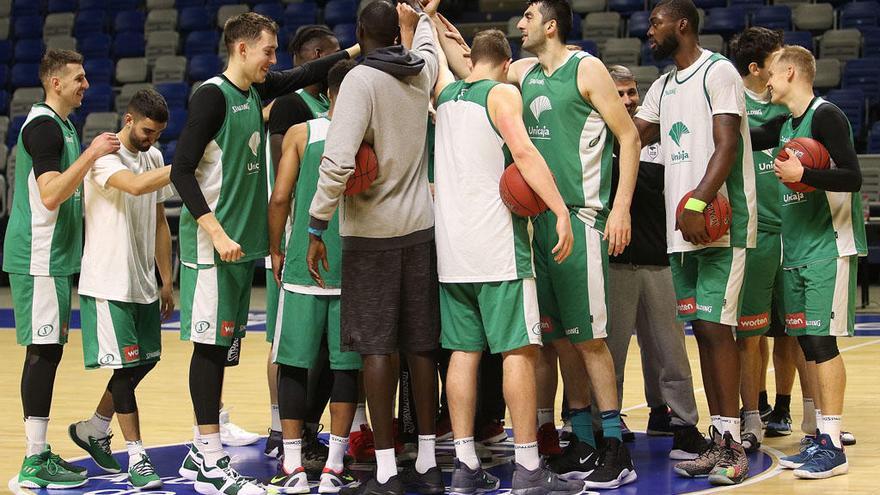 La plantilla del Unicaja, al acabar un entrenamiento, haciendo piña.