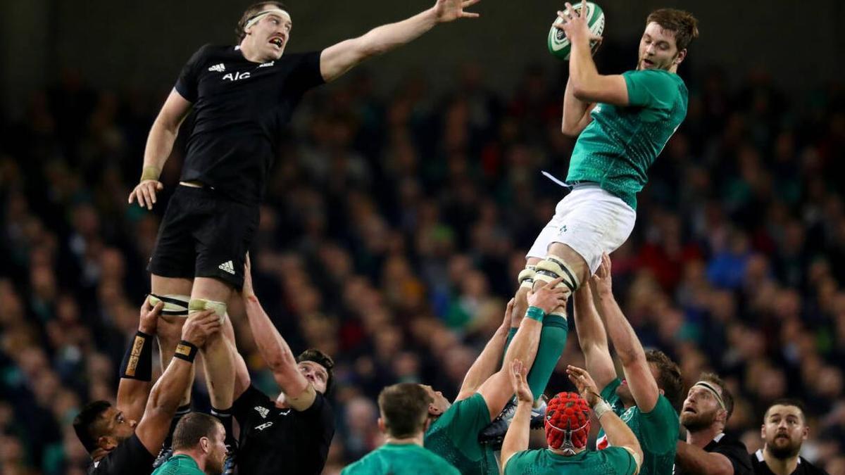 Retallick trata de arrebatar una touch a Henderson en un partido de rugby entre Irlanda y Nueva Zelanda
