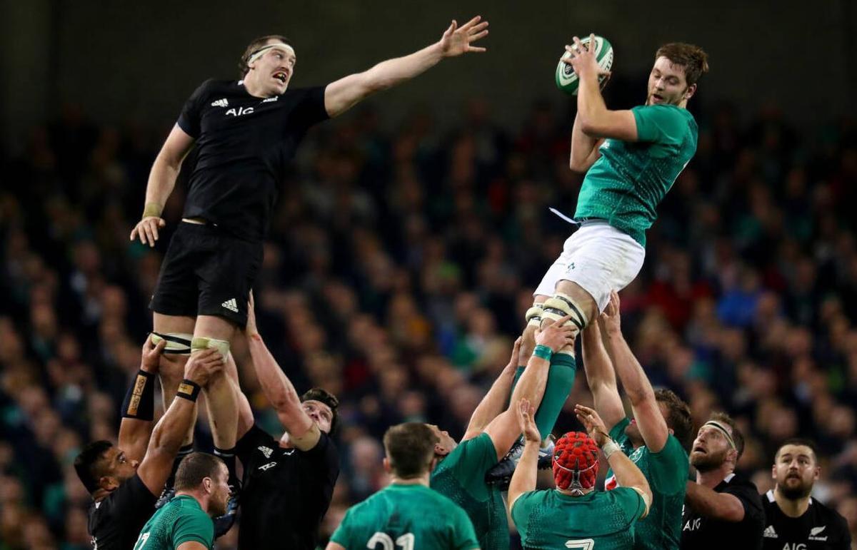 Retallick trata de arrebatar una touch a Henderson en un partido de rugby entre Irlanda y Nueva Zelanda