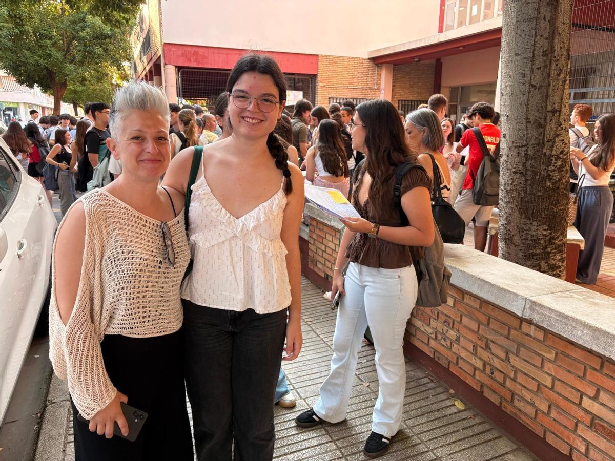 Carla posa junta a su madre, Araceli, que ha acudido desde Polinyà a Alzira para acompañarla.