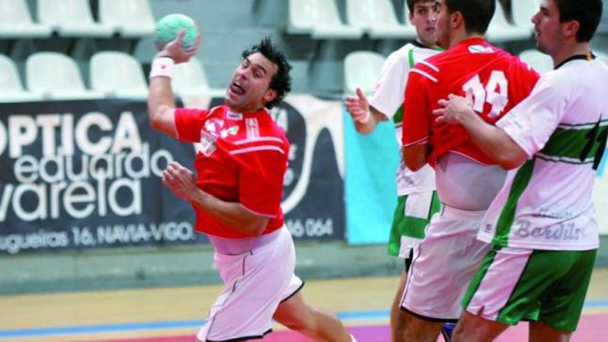 Dani Hernández lanza a puerta en el primer partido liguero contra el Bordils, rival en la Copa. // Jesús de Arcos