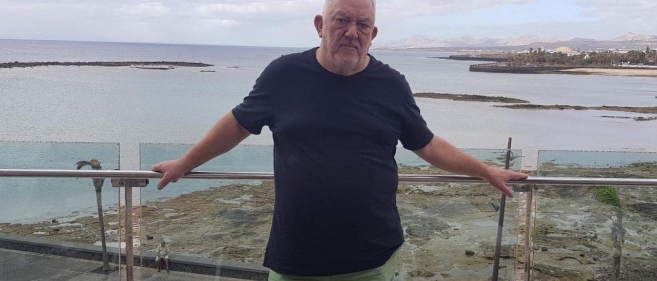 Imanol Uribe, hoy, en la terraza del Arrecife Gran Hotel con la playa de El Reducto al fondo.