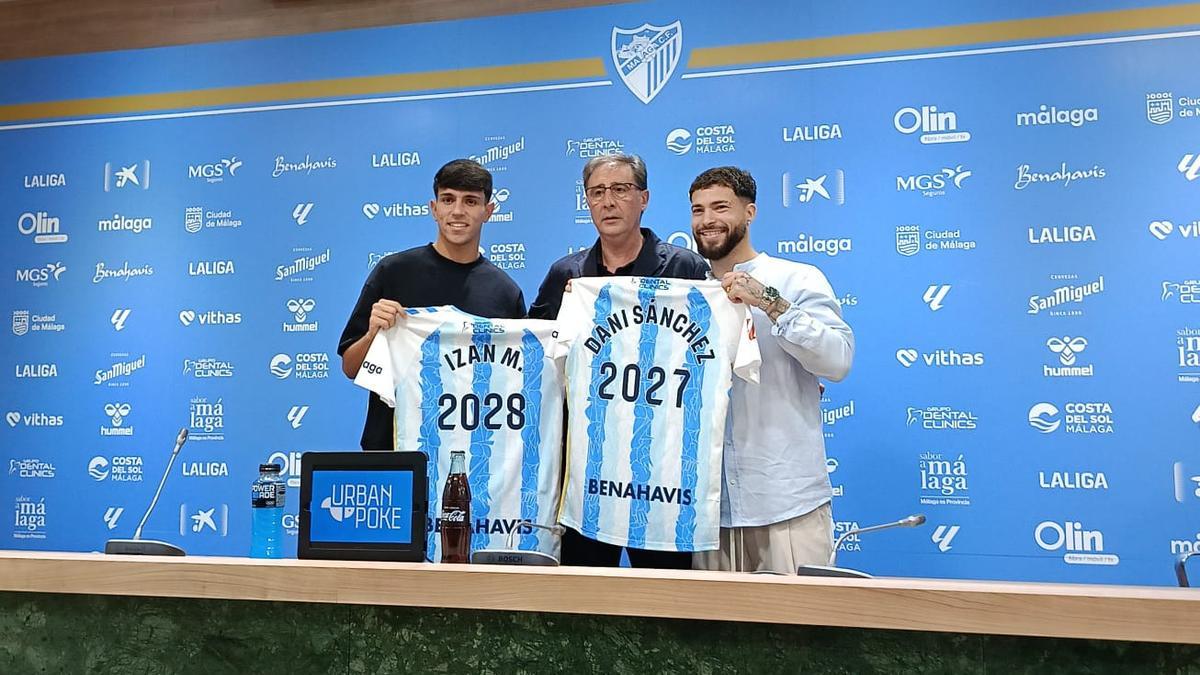 Loren Juarros, junto a Izan Merino y Dani Sánchez, en la sala de prensa de La Rosaleda.