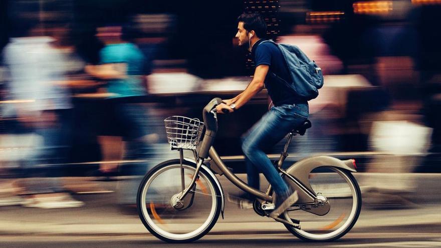 Un hombre circula con una bicicleta elÃ©ctrica.