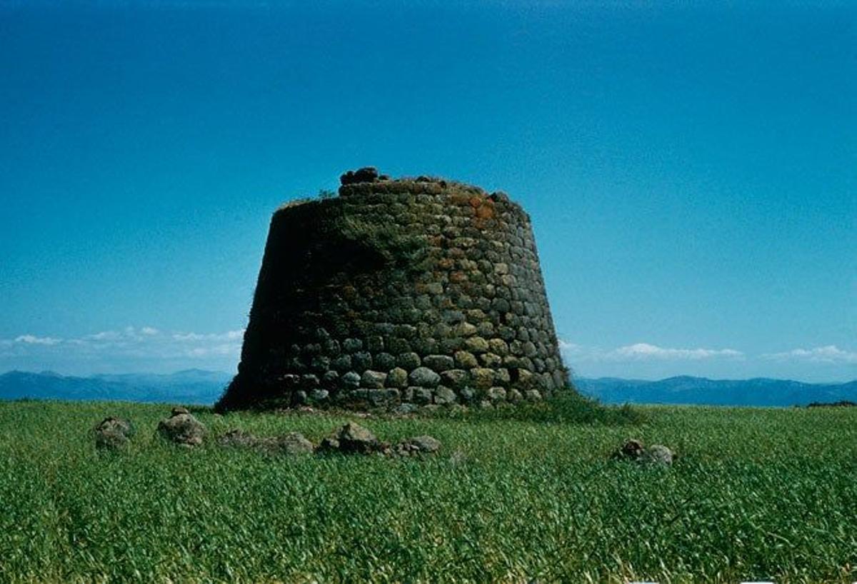El El Nuraga de Saint Antine es una torre defensiva circular construida en Cerdeña en el 1800 a.C.