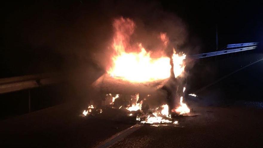 Sofocan un incendio en un camión que transportaba seis turismos cuando circulaba por la A-8 en Cadavedo