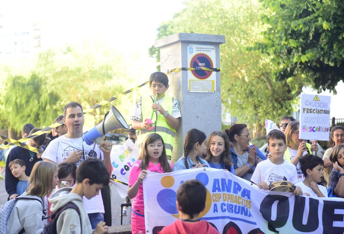 Familias del colegio de Prácticas retoman las manifestaciones frente al centro por la “dejadez” y “abandono” de las administraciones.