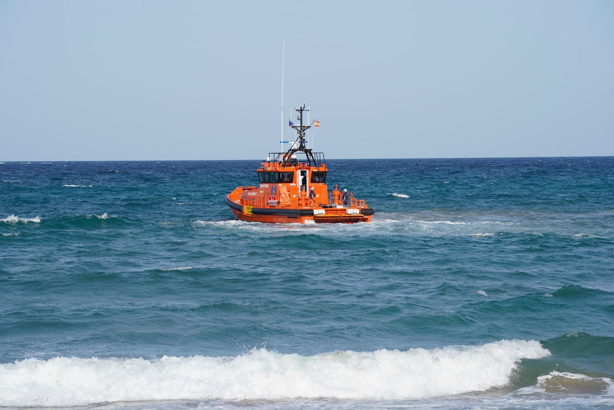 Una embarcación se queda encallada en una playa de Arenales del Sol