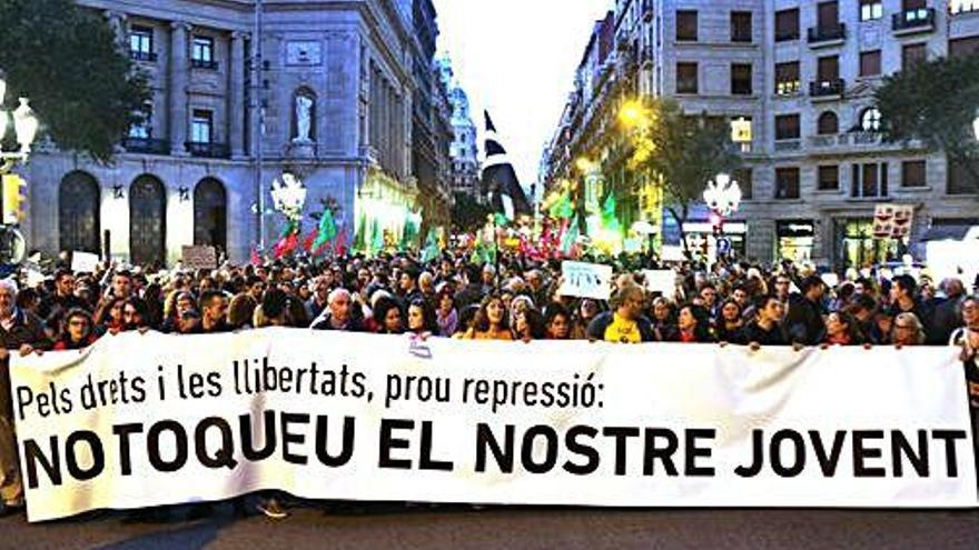 Estudiants, professors i pares es manifesten pels carrers del centre de Barcelona.