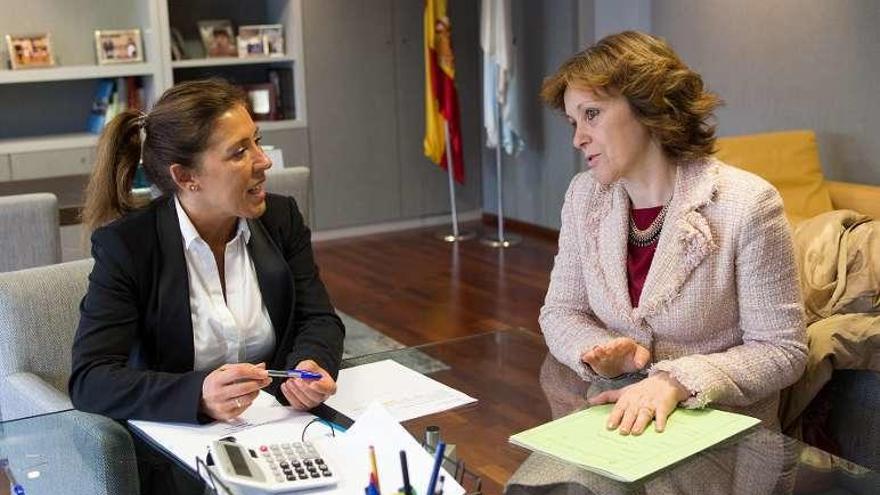 Beatriz Mato y Cristina Francisco, en la reunión de ayer. // FdV