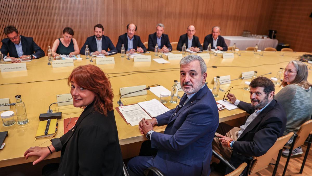 El alcalde de Barcelona, Jaume Collboni, acompañado de Laia Bonet y Albert Batlle, junto a los representantes de las compañías de limpieza.