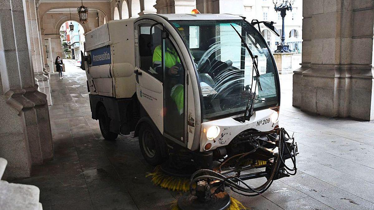 Una barredora mecánica, en los soportales de la plaza de María Pita.