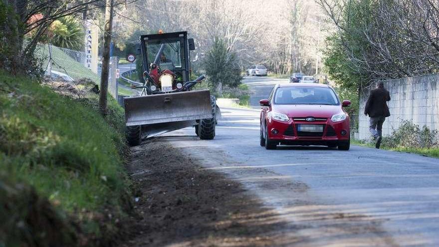 Trabajos previos de limpieza, ayer, en el vial que va hacia Matalobos.  // Bernabé/Cris M.V.