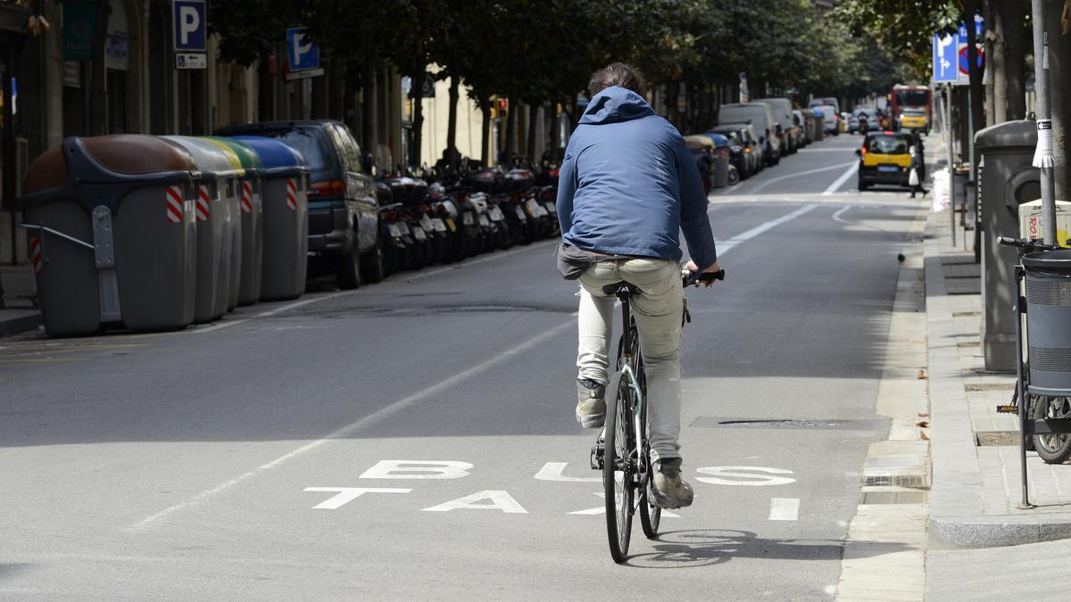 Gran de Gràcia. El carril bus está prohibido para las bicis, pero ha ocasiones en las que se convierte en el único refugio