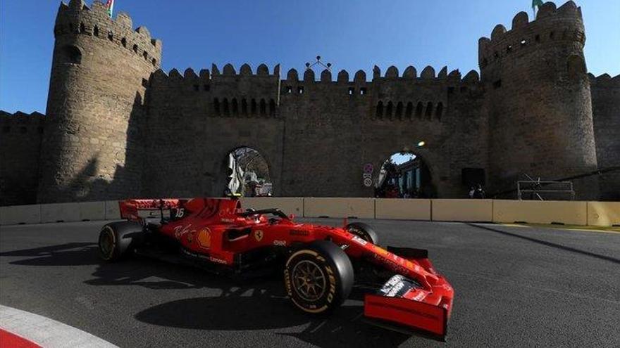 Leclerc se pasea por el casco viejo de Baku