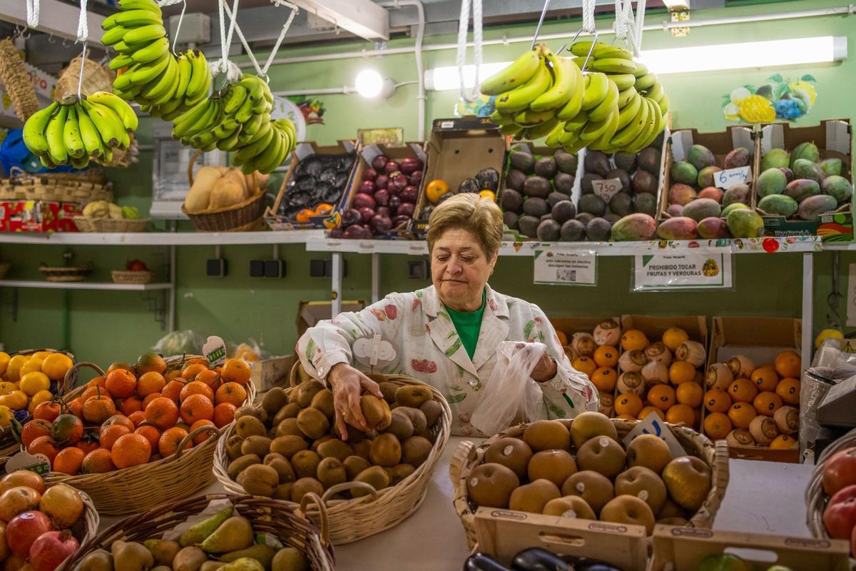 La inflación bajó al 8,5 % en la eurozona y al 9,9 % en la UE en febrero. Imagen de archivo de una frutera en un puesto en la Plaza de Abastos de Ourense. 