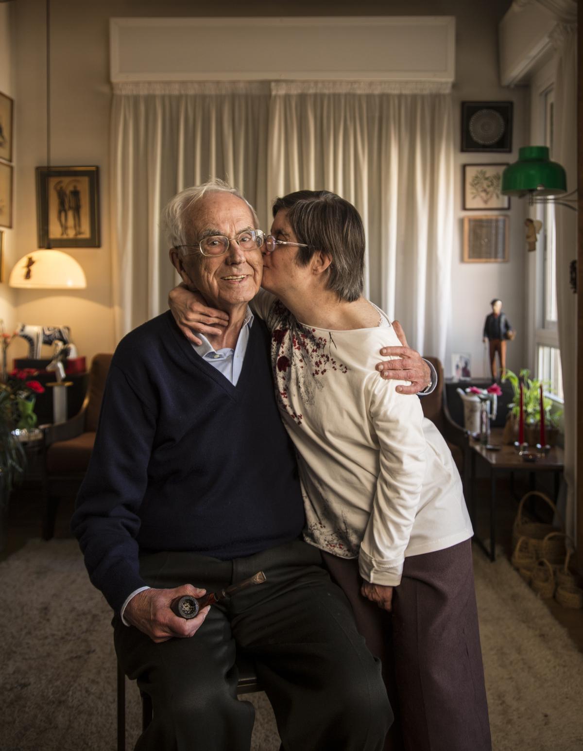 Josep Maria Espinàs con su hija Olga fotografiados en su casa en 2016