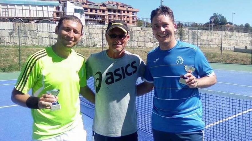 Finalistas flanquean a Juanma Martínez, del Breaking Tennis.