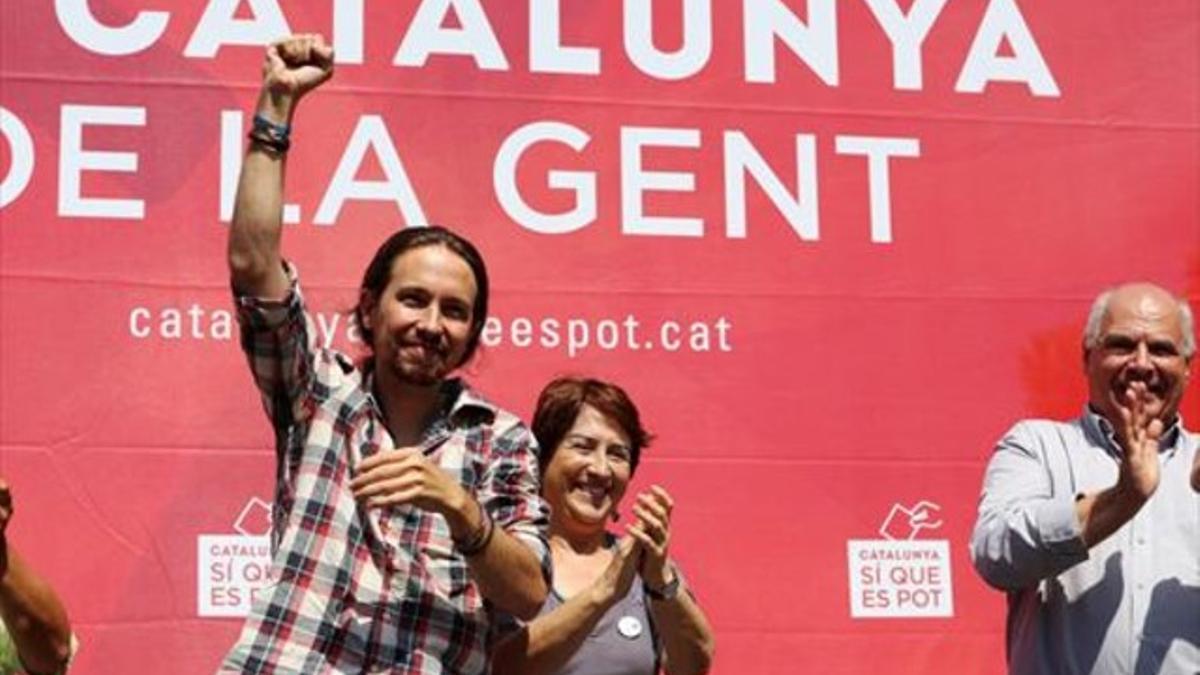 Pablo Iglesias, junto a Gemma Lienas y Lluís Rabell, en el barrio del Carmel de BCN.