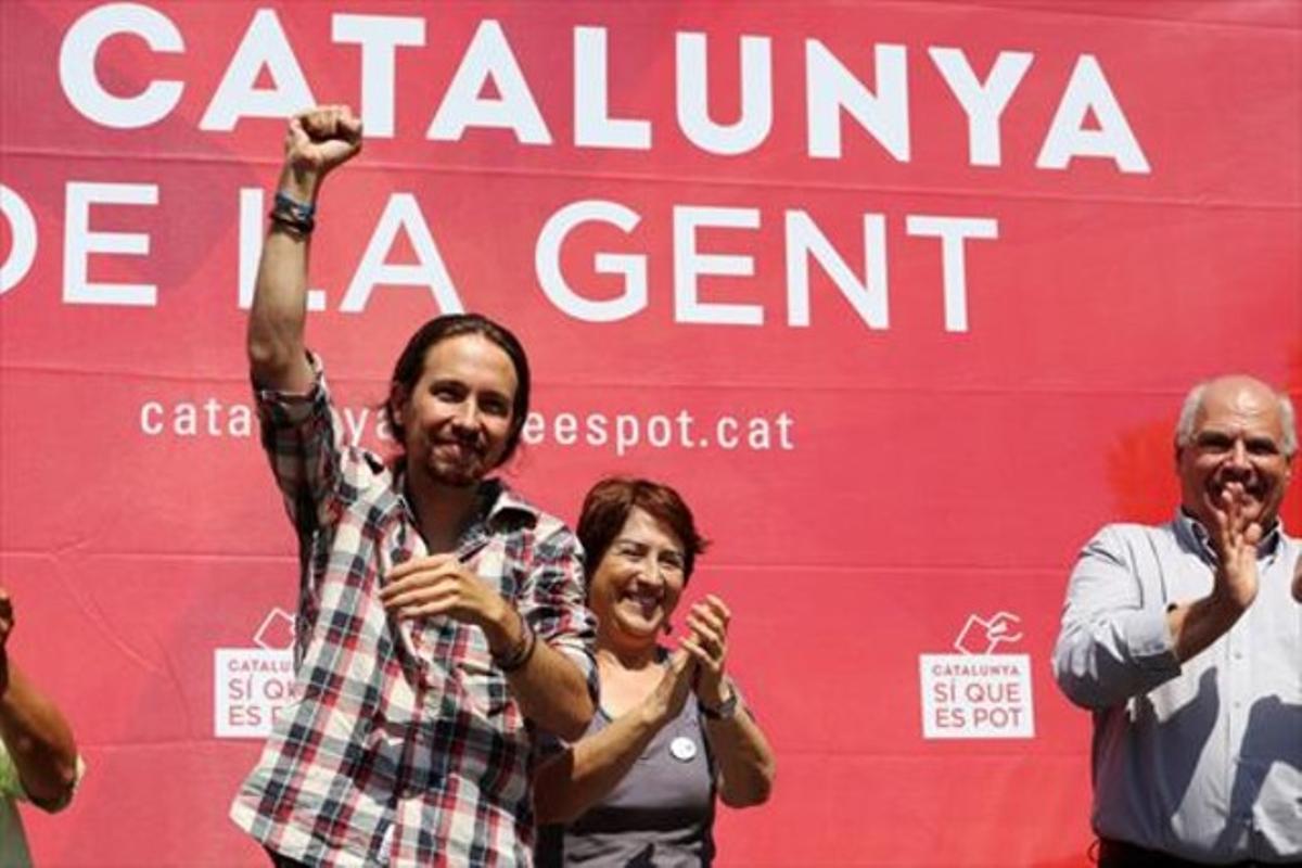 Debut en campanya 8 Pablo Iglesias, amb Gemma Lienas i Lluís Rabell, al barri del Carmel de Barcelona.
