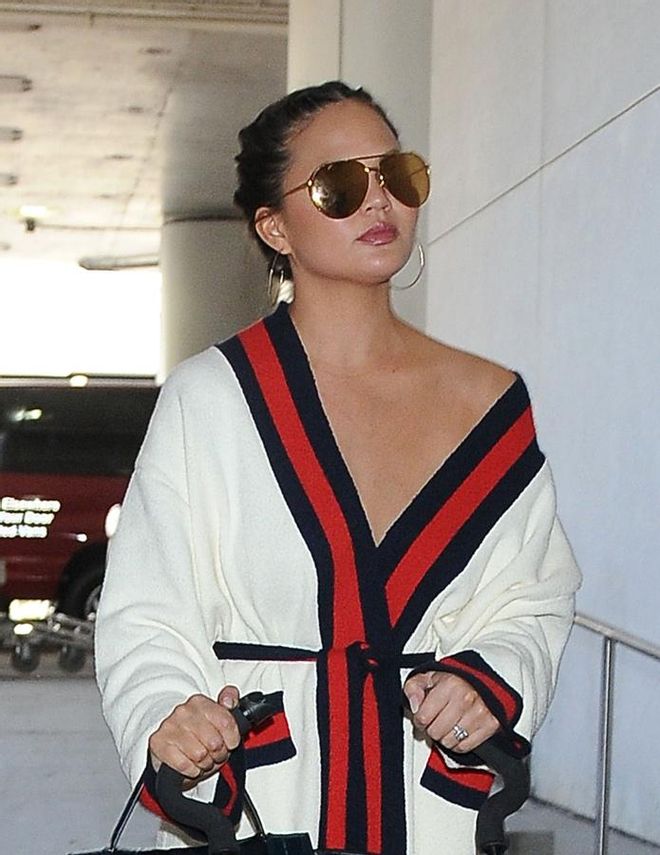 Chrissy Teigen con hombros al aire