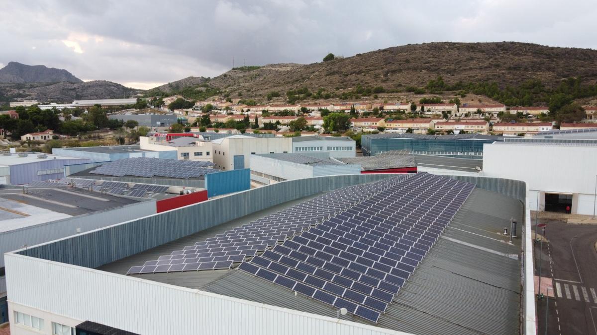 Naves industriales del polígono Torreta-Río de Elda con instalaciones fotovoltaicas en sus tejados.