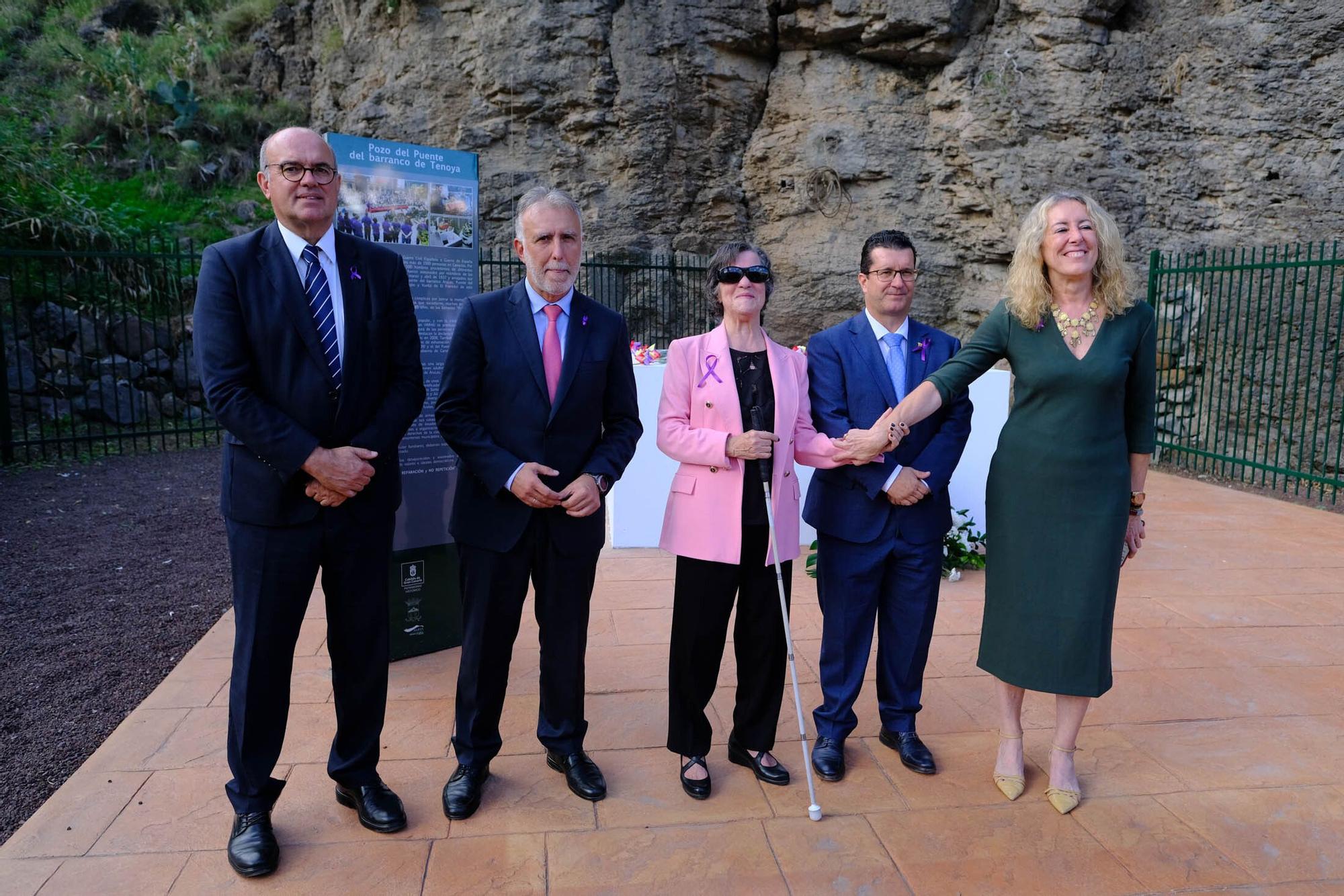 Visita de Ángel Víctor Torres al pozo del olvido en el Barranco de Tenoya