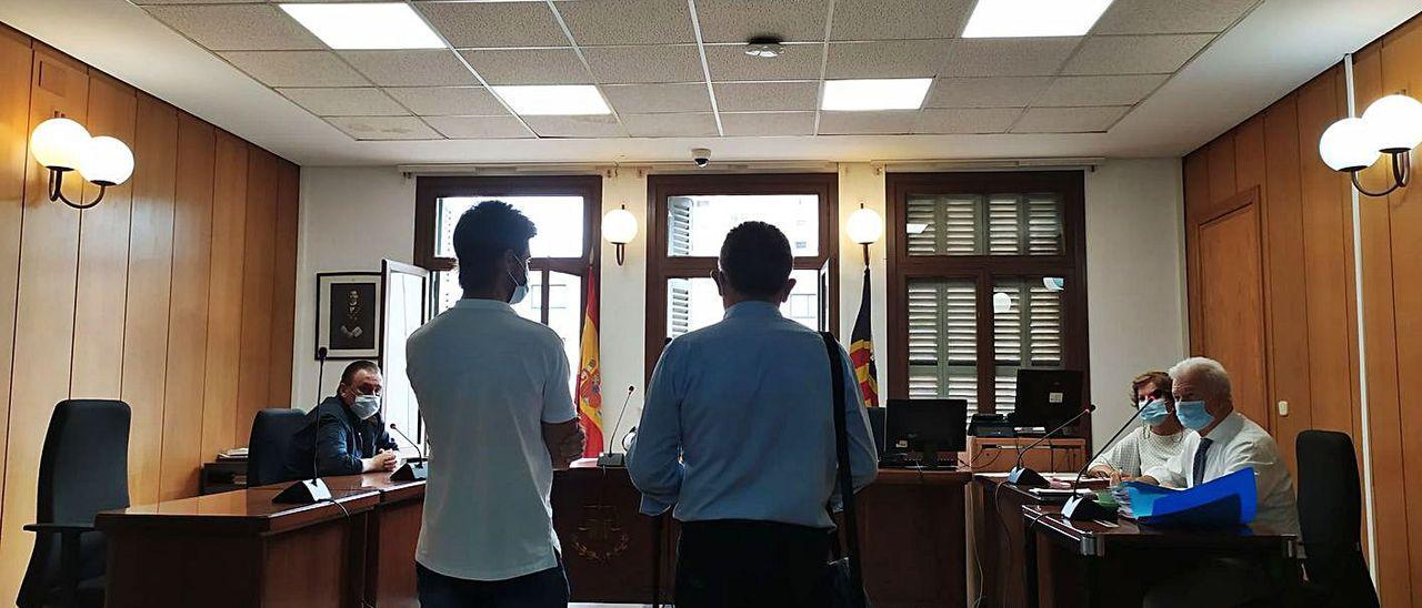 Los dos empresarios condenados, ayer durante la vista en un juzgado de lo penal de Palma. | M.O.I.