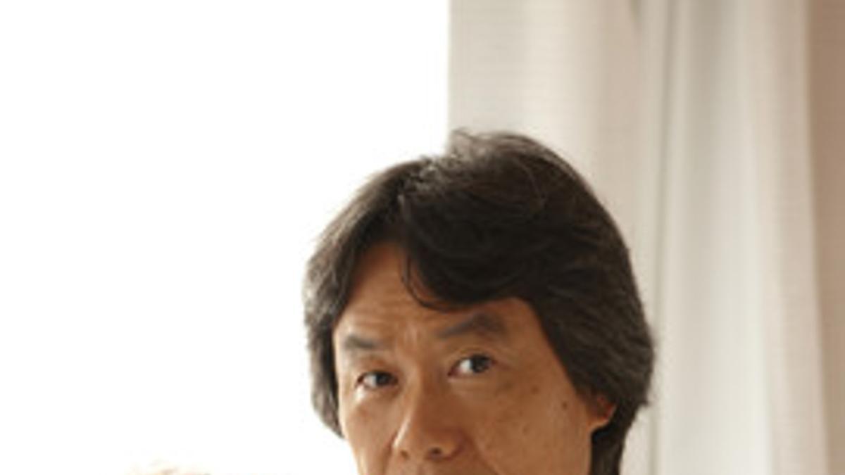 Shigeru Miyamoto, con un muñeco de Mario.