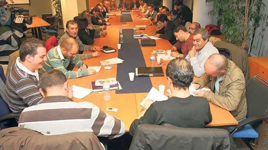 Un momento de la firma del preacuerdo, ayer noche en la Delegación de Traballo