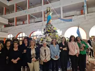 Cientos de personas arropan a la imagen de María Auxiliadora por las calles de Los Llanos