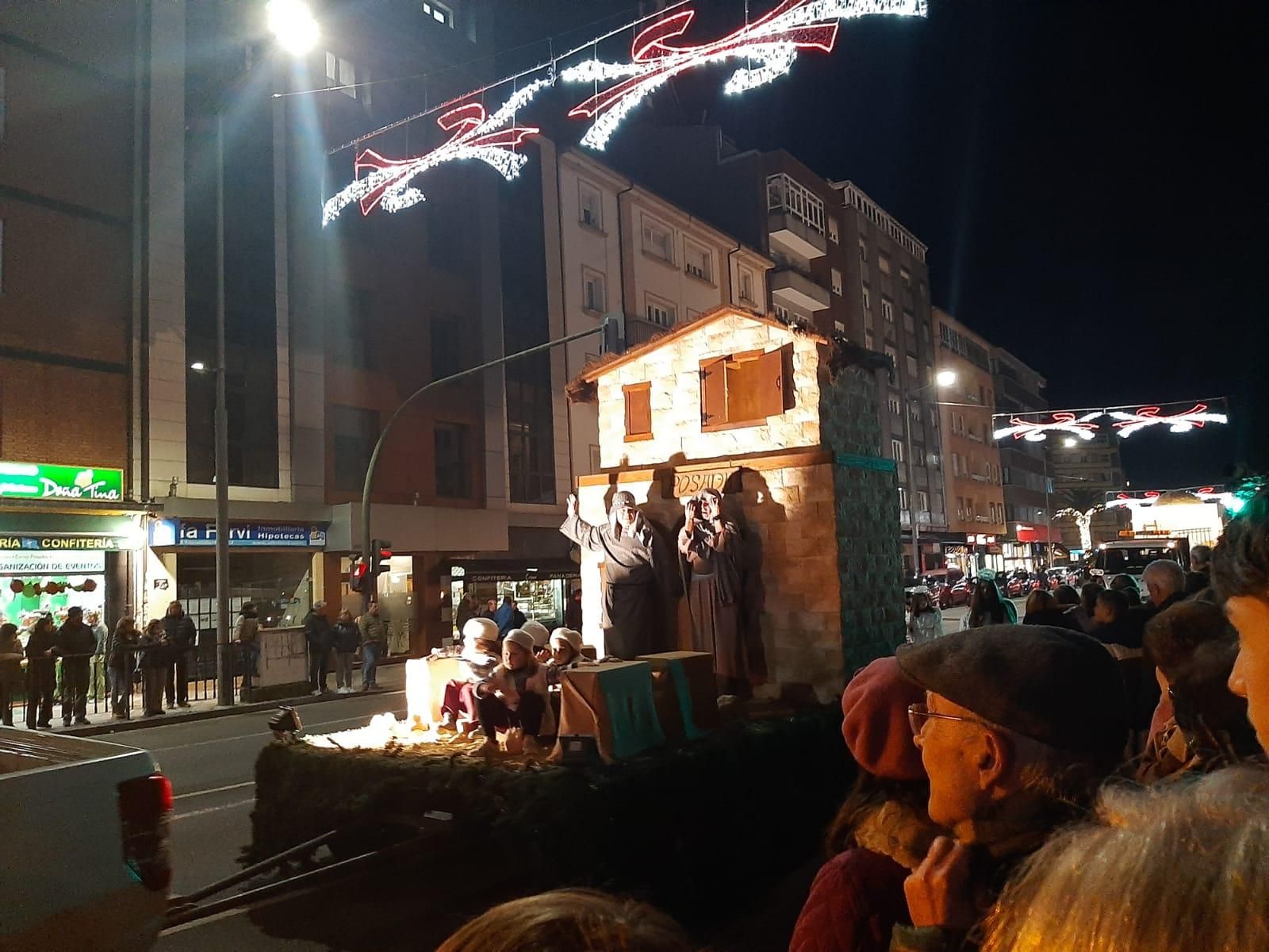 Los Reyes, en dromedario en la Pola: así ha sido la cabalgata de la capital sierense