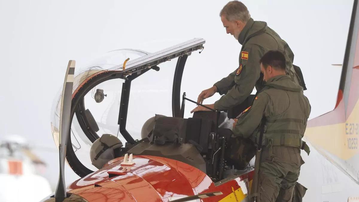 Felipe VI se pone a los mandos del avión Pilatus