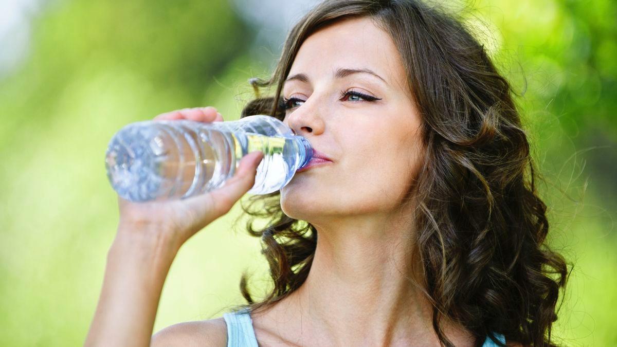 Una mujer bebiendo agua