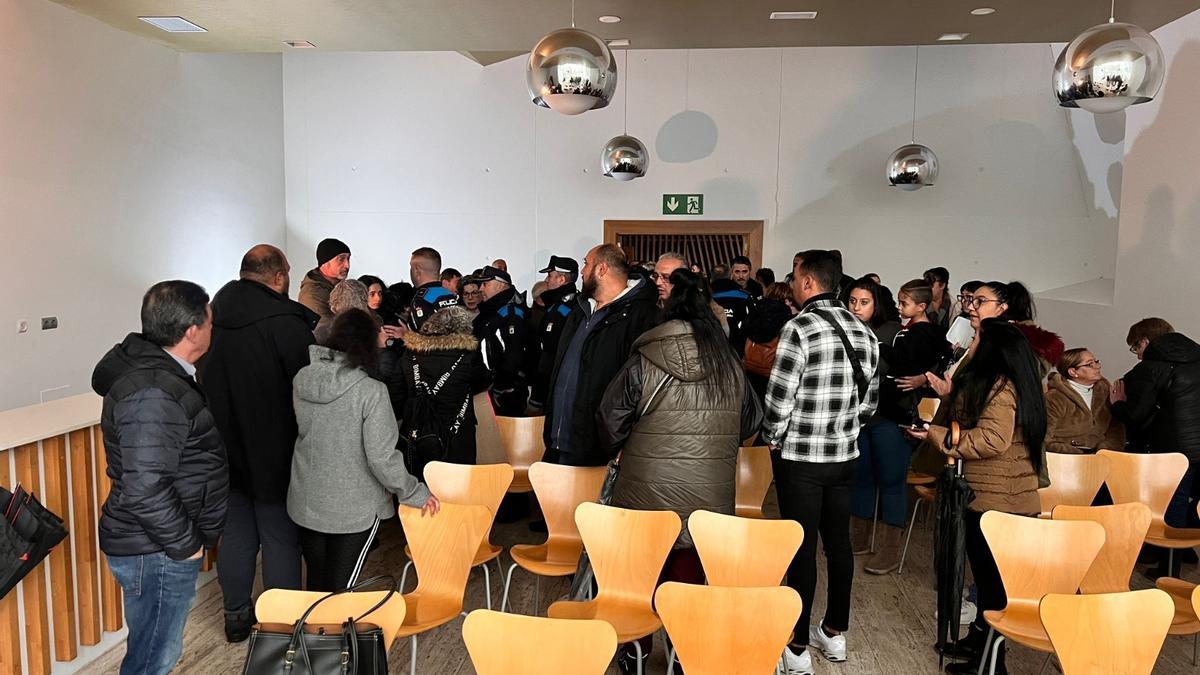 El sorteo de las viviendas sociales de Pumarabule acaba en pelea y gritos de "Fuera"