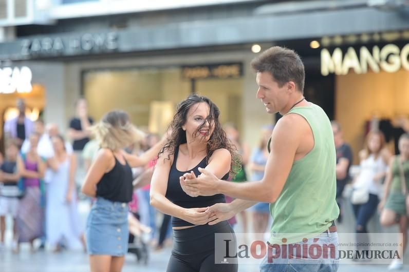 Los bailes latinos salen a la calle en Murcia