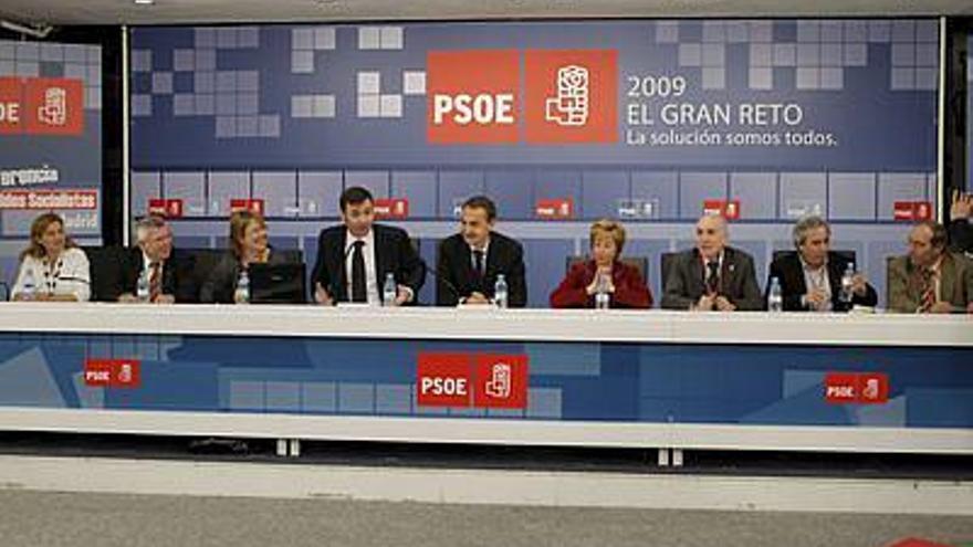 El presidente del Gobierno, José Luis Rodríguez Zapatero (c), durante la II Conferencia de Alcaldes de la Comunidad de Madrid, donde los regidores socialistas analizaron hoy qué proyectos van a llevar a cabo con el fondo de 8.000 millones aprobado por el Gobierno nacional.