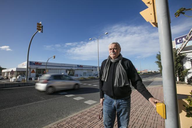 Toni Costa, presidente de la Asociación de Vecinos de Can Bonet, frente al cruce de Can Guillemó.