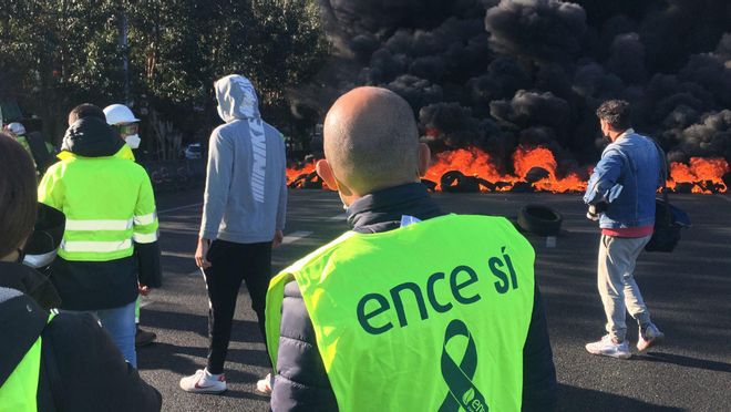 Movilización de los trabajadores de Ence: cortan la autovía de Marín con neumáticos ardiendo