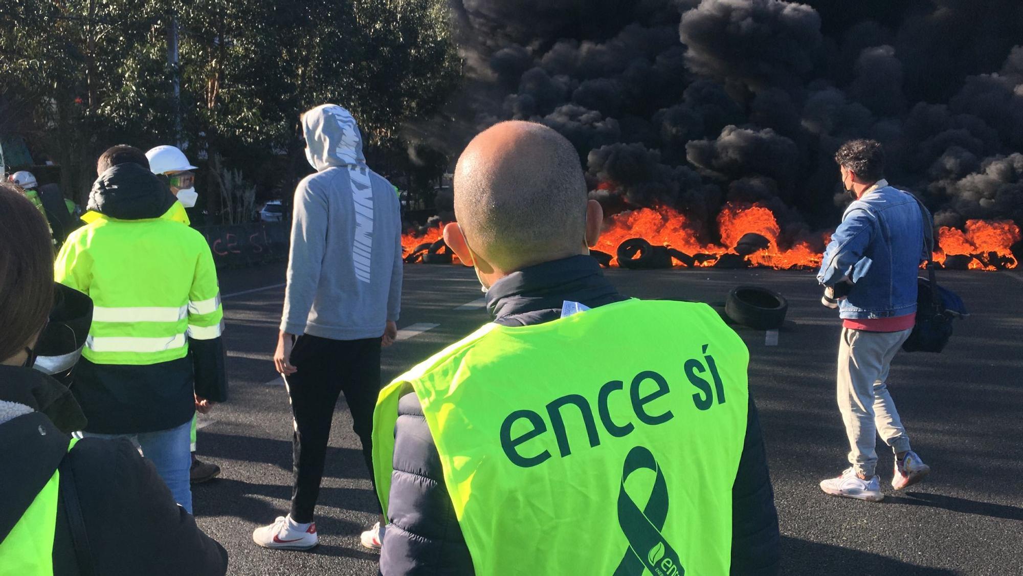 Movilización de los trabajadores de Ence: cortan la autovía de Marín con neumáticos ardiendo