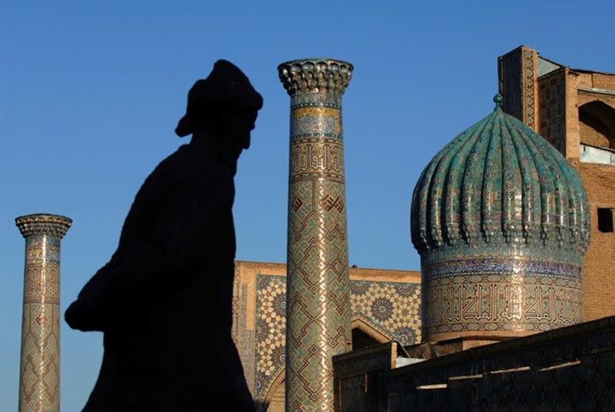 La plaza del Registán en Samarcanda está formada por tres madrazas.