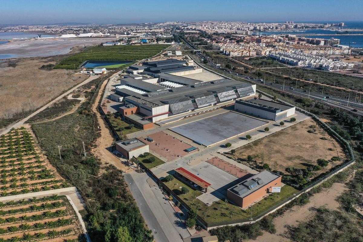 Vista aérea de la desalinizadora de Torrevieja que necesitará este año un consumo energético valorado aproximadamente en 60 millones de euros para producir 80 hectómetros cúbicos de agua