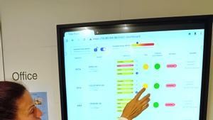 Esther Ruiz, enfermera supervisora de Psiquiatría en Can Ruti, con el monitor de seguimiento de los pacientes.