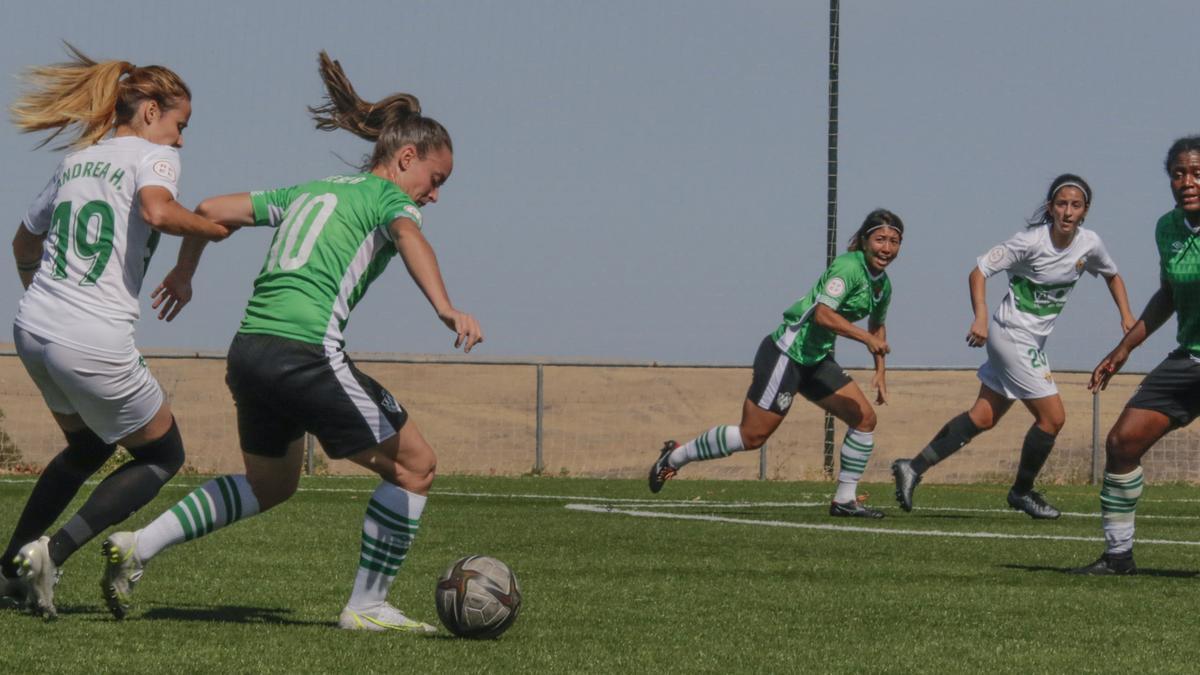 Nerea, autora del primer gol, con el balón.