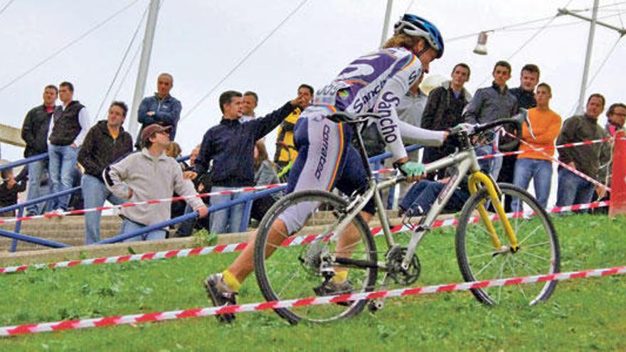 Un ciclista supera una cuesta a pie en una de las pruebas de la cuarta edición de la challenge.