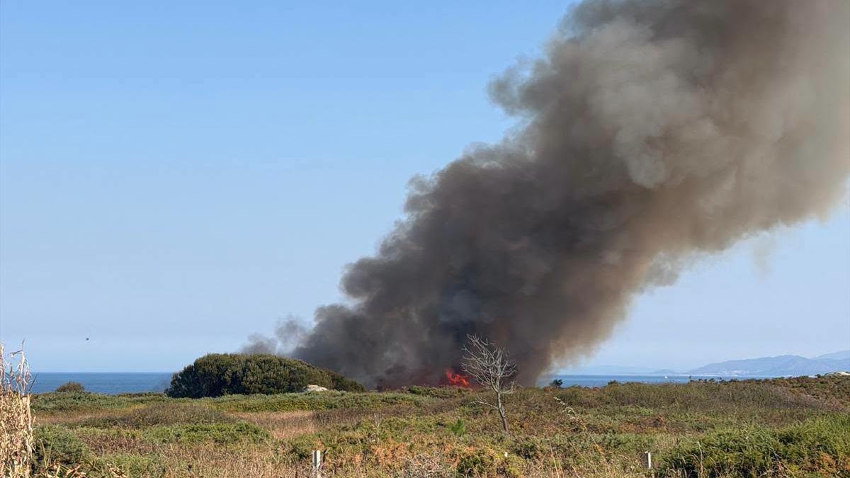 Imagen del incendio que afecta a la zona de O Corgo, en Corrubedo.