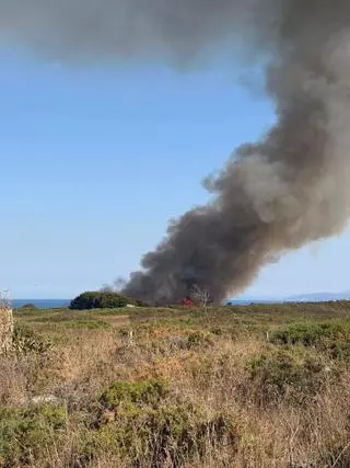 Extinguido tras cuatro días el incendio forestal de Lousame, pero activo otro en Corrubedo