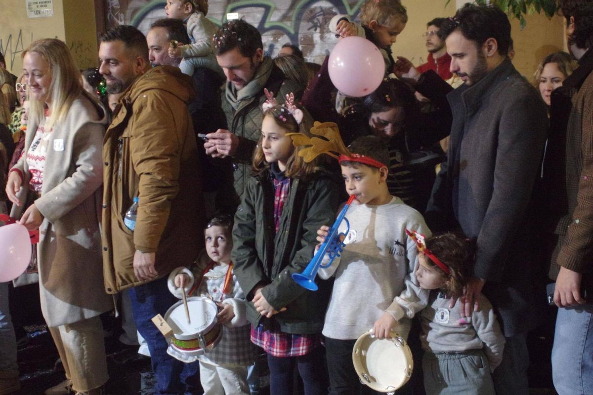 El Heraldo de los Reyes Magos recorrió las calles del Centro de Málaga acompañado de dos bandas de música, recogiendo cartas y encontrándose con los malagueños