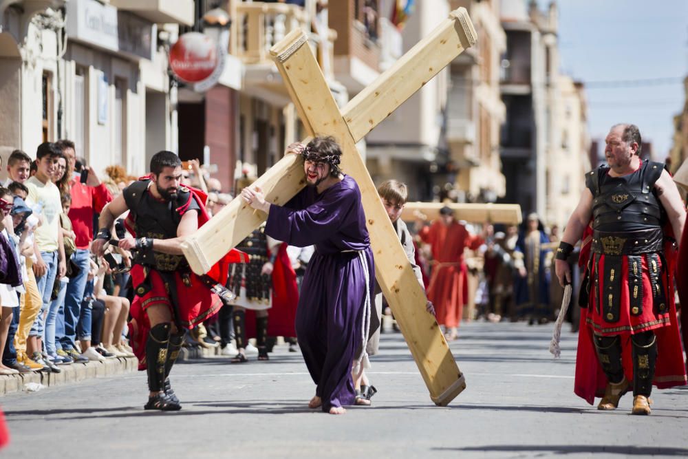 Vecinos y visitantes de Benetússer asisten a la representación del Calvario de Jesucristo.