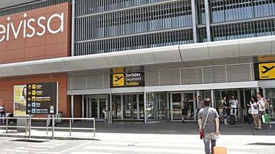 El rótulo de Eivissa en la fachada del aeropuerto ibicenco.